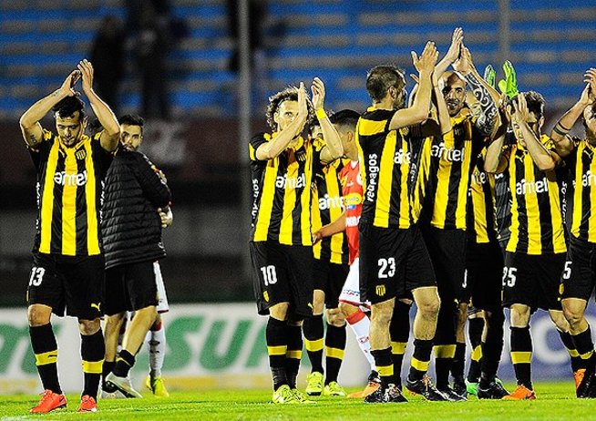 Nacional y Peñarol lideran el Clausura, Plaza Colonia la Tabla